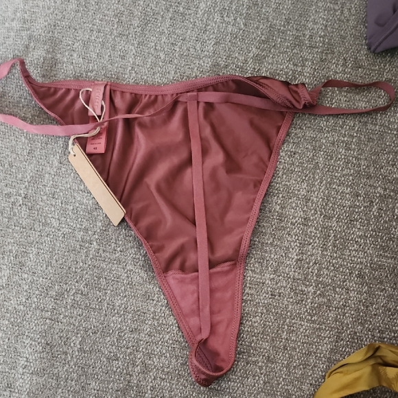 SKIMS Berry Thong - Picture 5 of 6